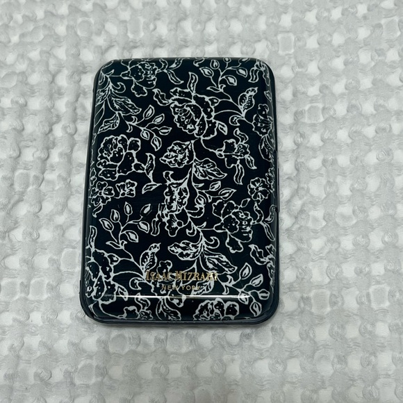 Isaac Mizrahi Handbags - Isaac Mizrahi Black and White Floral card holder